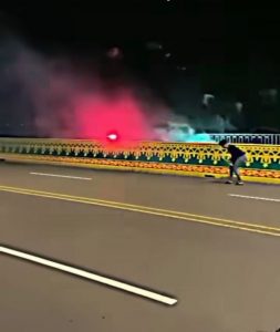 Viral, Sejumlah Remaja Lakukan Perang Petasan di Jembatan Dompak Tanjungpinang