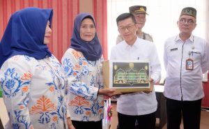 Jelang Idul Fitri, Pj Wako Bagikan 839 Paket Sembako Kepada RT/RW se-Tanjungpinang