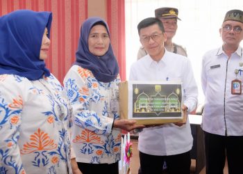 Jelang Idul Fitri, Pj Wako Bagikan 839 Paket Sembako Kepada RT/RW se-Tanjungpinang.