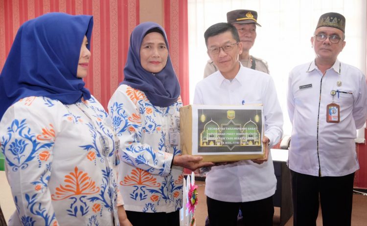 Jelang Idul Fitri, Pj Wako Bagikan 839 Paket Sembako Kepada RT/RW se-Tanjungpinang.