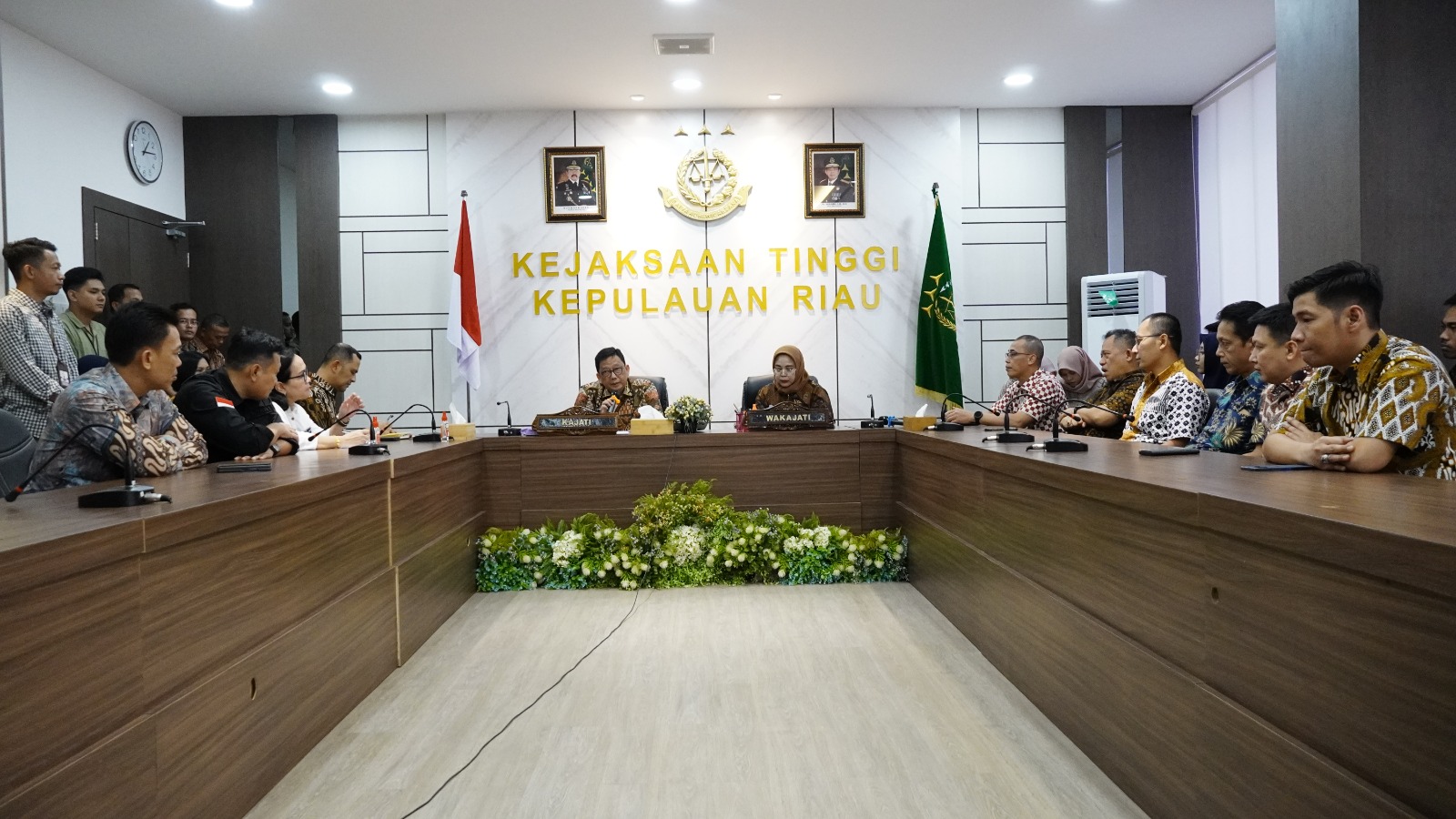 Wakajati Sambut Kedatangan Kajati Baru Teguh Subroto di Bandara RHF Tanjungpinang.