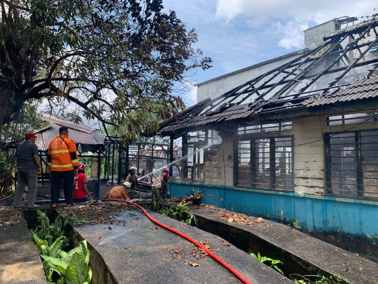 Tiga Bangunan Rumah Semi Permanen di Tanjungpinang Terbakar.