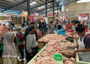 Warga Padati Pasar Bincen Tanjungpinang Beli Kebutuhan Pokok Lebaran.