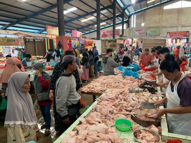 Warga Padati Pasar Bincen Tanjungpinang Beli Kebutuhan Pokok Lebaran.