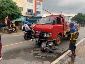 Motor Nyangkut di Bemper Depan Truk, Pengendara Motor Selamat