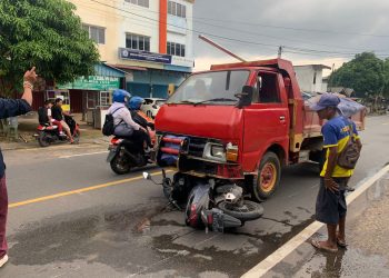 Motor Nyangkut di Bemper Depan Truk, Pengendara Motor Selamat.