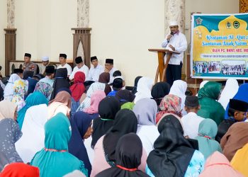 Bupati Karimun Aunur Rafiq memberikan Apresiasi kepada Pengurus BKMT Kec. Meral pada momen Khataman Qur'an di Bulan Ramadhan 1445. (Foto : Diskominfo Karimun)