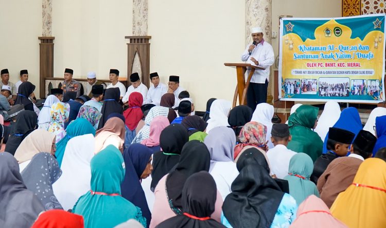 Bupati Karimun Aunur Rafiq memberikan Apresiasi kepada Pengurus BKMT Kec. Meral pada momen Khataman Qur'an di Bulan Ramadhan 1445. (Foto : Diskominfo Karimun)