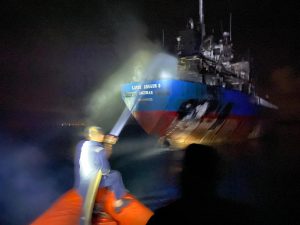 Kapal KM Layar Anggun 8 Terbakar di Perairan Berakit Bintan