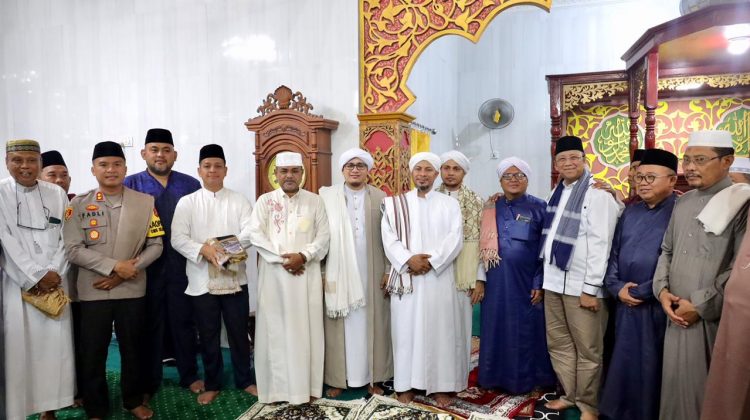 Bupati Karimun Aunur Rafiq bersama Habib Alwi Bin Muhammad Al-Athos serta rombongan pada momen Tabligh Akbar sekaligus Malam Nuzulul Quran. (Foto : Diskominfo Karimun)