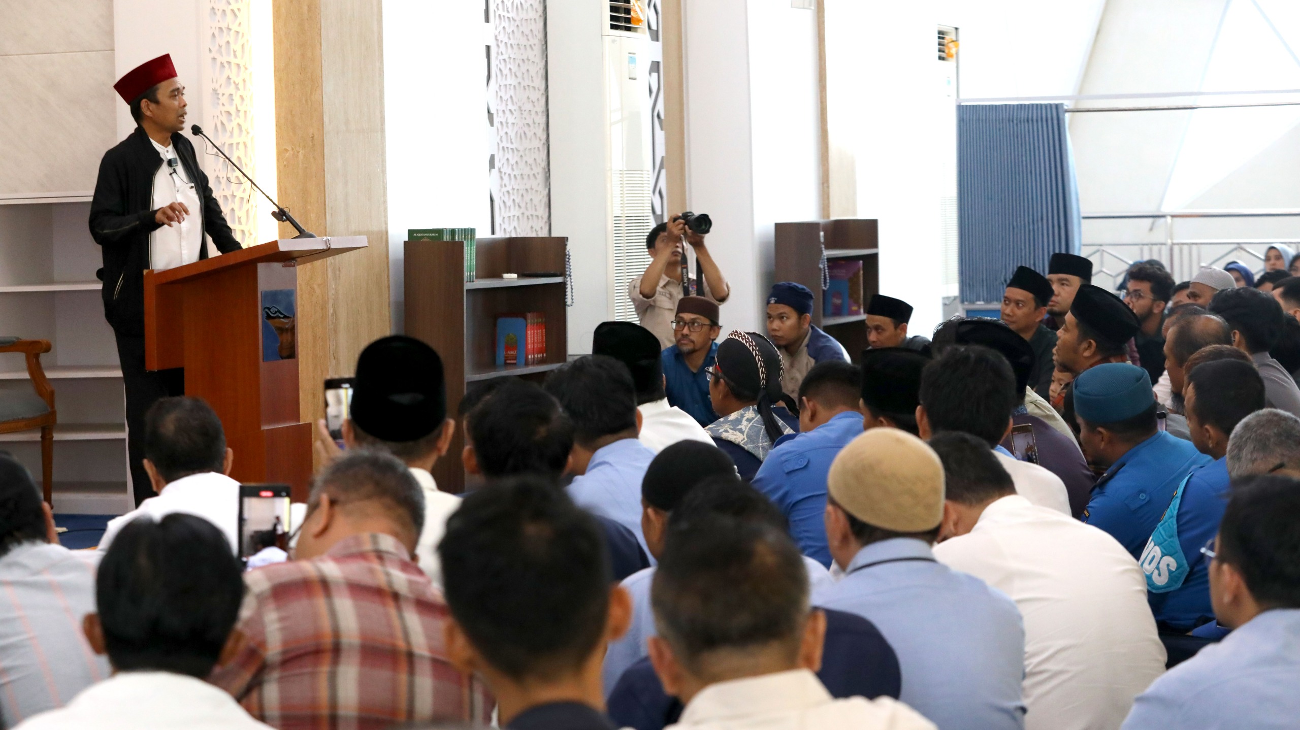 Ustadz Abdul Somad Isi Tausiyah di Masjid BJ Habibie BP Batam.