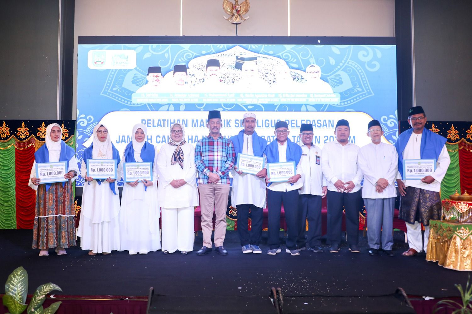 Lepas 731 JCH Batam, Muhammad Rudi Berpesan Jaga Kesehatan Fisik.