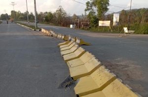 Beton Pembatas Jalan di Lintas Timur Ditumbangkan Orang Tak Bertanggung Jawab