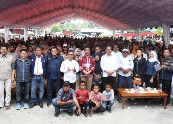 Kehadiran HM Rudi mendapatkan antusias yang tinggi oleh Ratusan Masyarakat Kec. Meral menang sebagai Gubernur Kepri mendatang. (Foto : Istimewa)