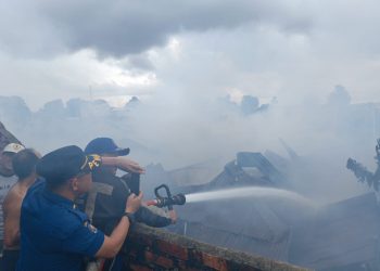 Petugas Damkar sedang berjibaku memadamkan Api sebuah rumah yang terbakar di Jalan Pemuda.Foto: Gotvnews/Hasandy.