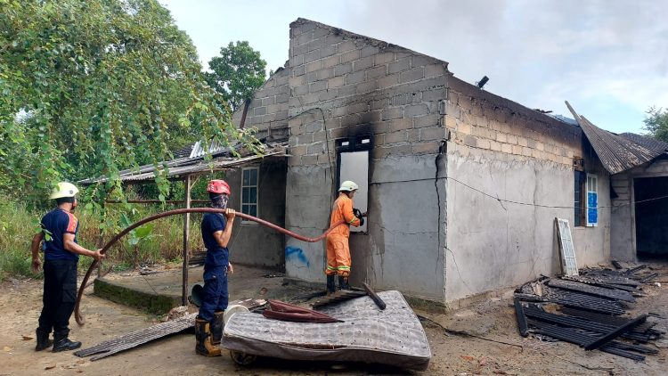 Diduga Korsleting listrik, Satu Unit Rumah di Desa Gunung Kijang Ludes Terbakar. Foto : BPBD Bintan.