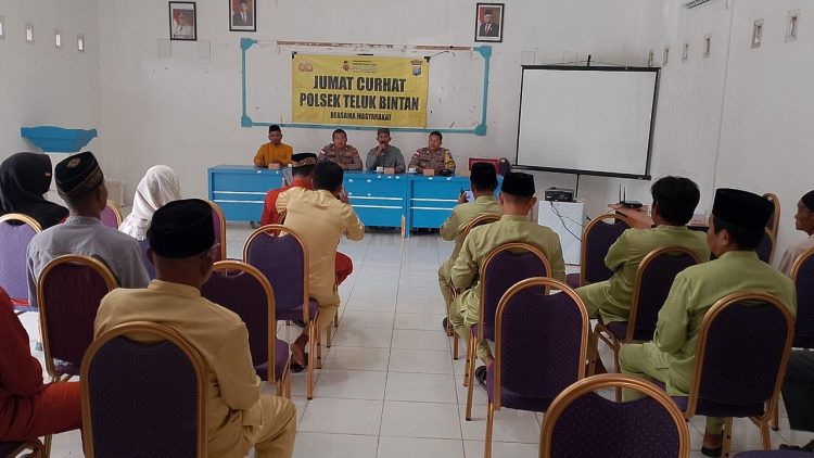 Jumat Curhat Polsek Teluk Bintan, Warga Desa Penaga Keluhkan Permasalahan Kenakalan Remaja.