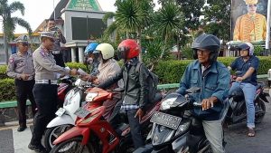 Satlantas Polresta Tanjungpinang Bagikan Helm Gratis Pengendara Tertib Lalulintas