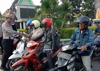 Satlantas Polresta Tanjungpinang Bagikan Helm Gratis Pengendara Tertib Lalulintas