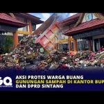 Aksi Protes Warga Buang Gunungan Sampah di Kantor Bupati dan DPRD Sintang