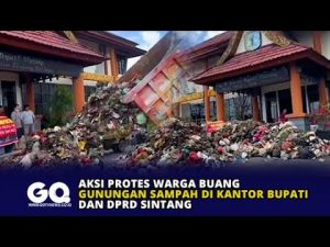 Aksi Protes Warga Buang Gunungan Sampah di Kantor Bupati dan DPRD Sintang