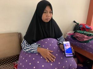 Sekeluarga Tertimpa Pohon Tumbang Saat Naik Motor, Suami Koma, Istri dan Anak Luka-Luka