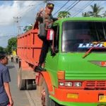Sambut HUT RI ke 79, Polsek Binut Bagikan Bendera Merah Putih Secara Gratis