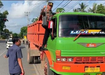Sambut HUT RI ke 79, Polsek Binut Bagikan Bendera Merah Putih Secara Gratis.