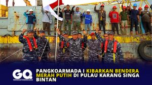 Pangkoarmada I Kibarkan Bendera Merah Putih di Pulau Karang Singa Bintan