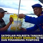 Satpolair Polresta Tanjungpinang Bagikan Paket Sembako ke Nelayan dan Penambang Pompong