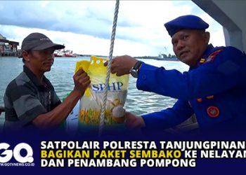 Satpolair Polresta Tanjungpinang Bagikan Paket Sembako ke Nelayan dan Penambang Pompong