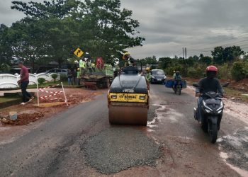 Dinas PUPR Kepri Perbaiki Jalan Berlubang di KM 12 Tanjungpinang.