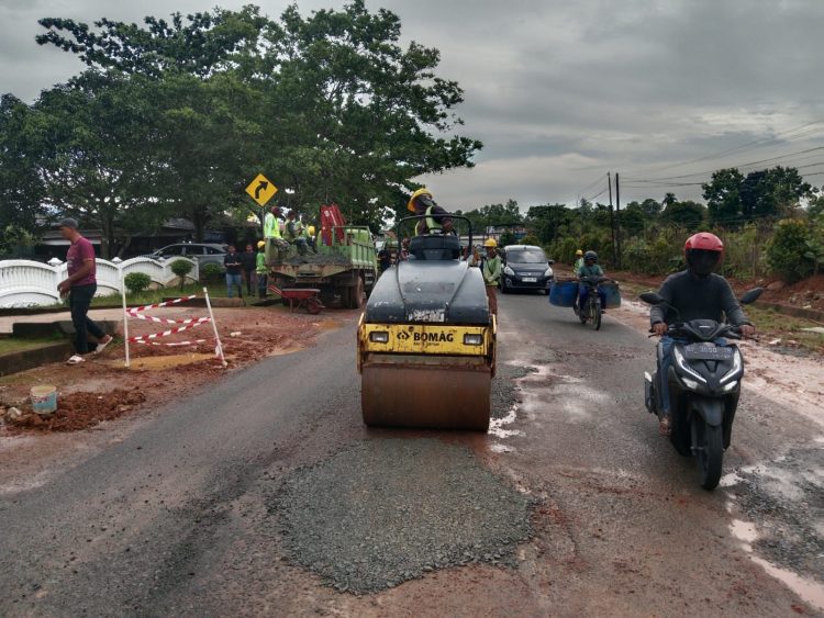 Dinas PUPR Kepri Perbaiki Jalan Berlubang di KM 12 Tanjungpinang.