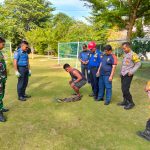 UPTD Damkar Toapaya Evakuasi Buaya 1,5 Meter dari Pekarangan Rumah Warga