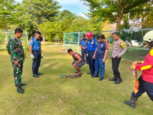 UPTD Damkar Toapaya Evakuasi Buaya 1,5 Meter dari Pekarangan Rumah Warga