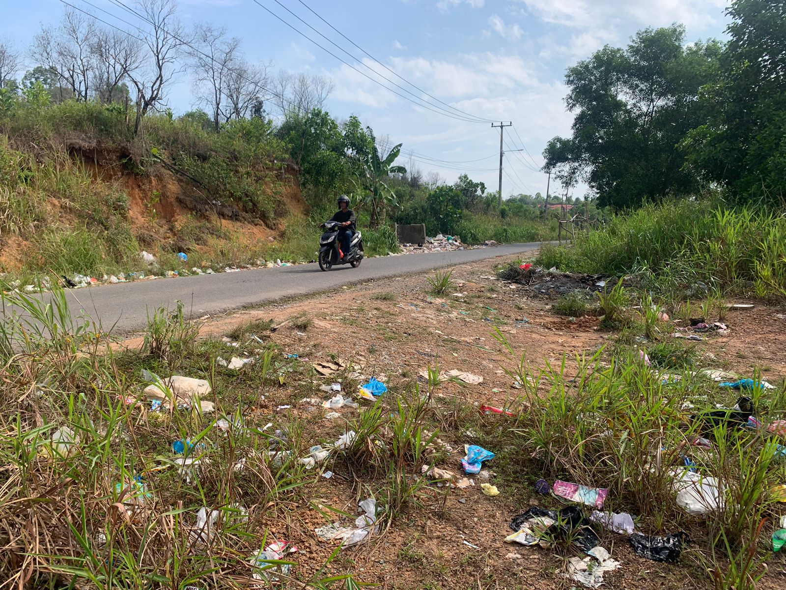 Sampah Berserakan di Jalan Abadi Tanjungpinang Bikin Pengendara Berkeluh Kesah.