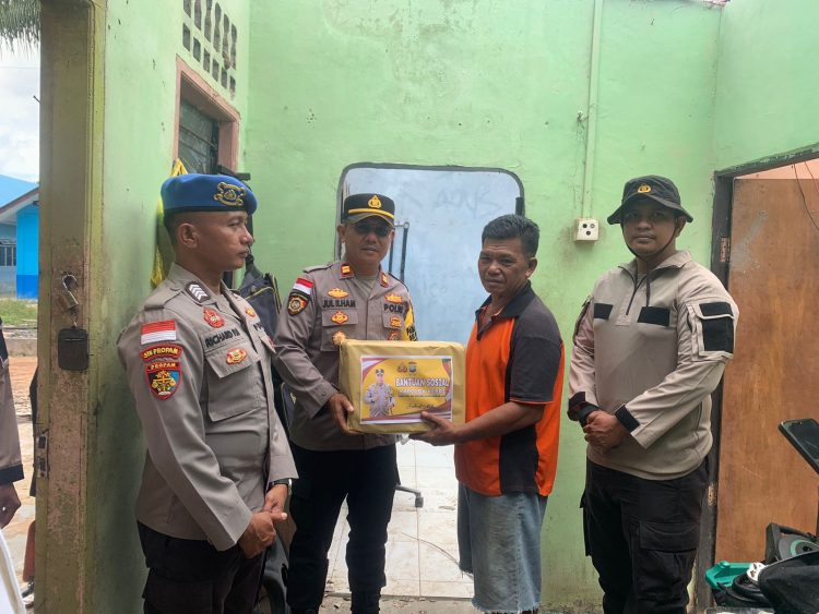 Polsek Gunung Kijang Salurkan Bantuan Kepada Korban Bencana Angin Kencang.