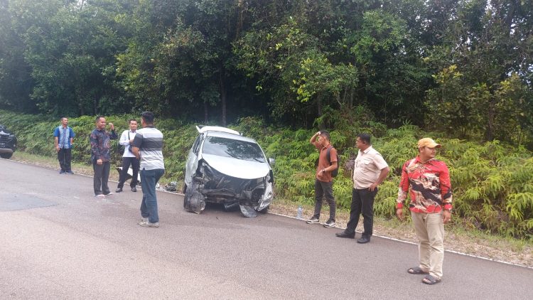 Mobil Avanza Terlibat Laka Tunggal di jalan Lagoi Kabupaten Bintan.