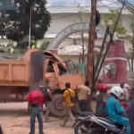 Sebuah Truk Menabrak Tiang Listrik di KM 12 Tanjungpinang