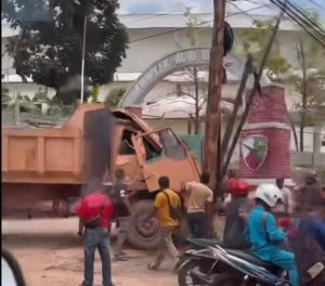 Sebuah Truk Menabrak Tiang Listrik di KM 12 Tanjungpinang