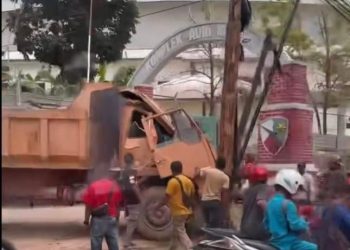 Sebuah Truk Menabrak Tiang Listrik di KM 12 Tanjungpinang.