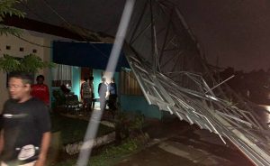 Diterpa Angin Kencang, Dua Atap Rumah Warga di Perum Pinang Melayang