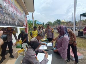 Bantu Warga Pesisir, Polsek Bintan Timur Jual Beras Murah di Desa Mantang lama