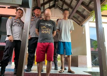 Polisi Giring Pelaku Pencurian Laptop di Dompak Tanjungpinang Pelaku AS (Baju Hitam Residivis) dan BI (Baju Abu-Abu).