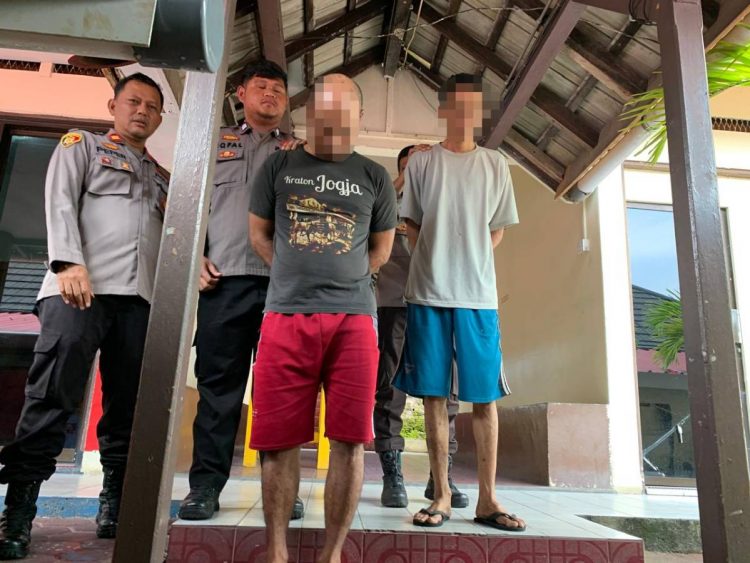 Polisi Giring Pelaku Pencurian Laptop di Dompak Tanjungpinang Pelaku AS (Baju Hitam Residivis) dan BI (Baju Abu-Abu).