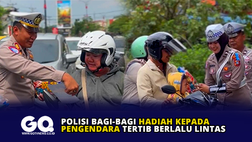 Polis Bagi-Bagi Hadiah Kepada Pengendara Tertib Berlalu Lintas