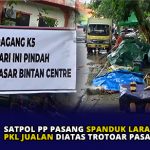 Satpol PP Pasang Spanduk Larangan PKL Jualan Diatas Trotoar Pasar Bincen