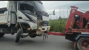 Mobil Avanza dan Truk Sawit Terlibat Lakalantas di Jalan Galang Batang