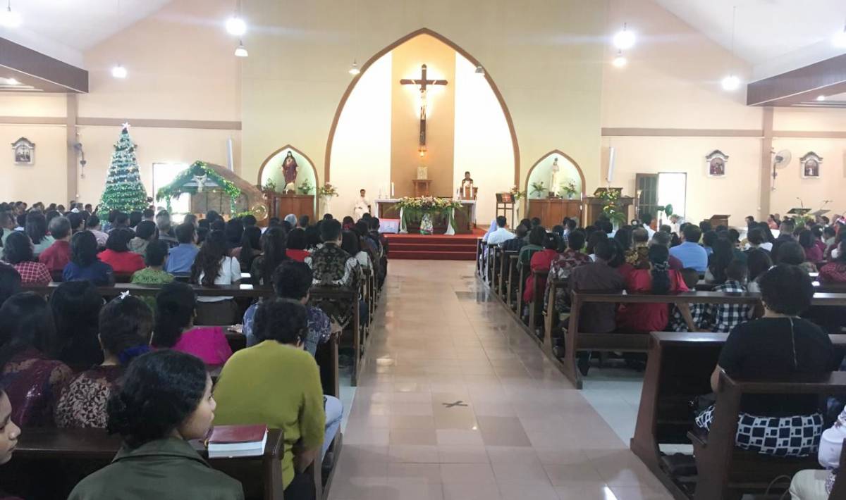 Ribuan Jemaat Khidmat Ikuti Ibadah Natal di Gereja Katolik Kristus Raja Tanjungpinang.