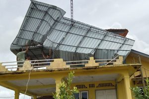 Kanopi Rumah Warga di Desa Lancang Kuning Rusak Akibat Angin Kencang